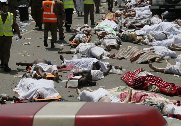 Suudi Arabistan: 2 bin 300 ölüİslam&#x27;ın en önemli ibadetlerinden biri olan haccın yapıldığı, Suudi Arabistan&#x27;da yer alan Mekke şehrinde gerçekleşen izdiham son 10 yılın en ölümcül izdihamı oldu.Mekke yakınlarındaki Mina&#x27;da haccın bir parçası olan &#x27;şeytan taşlama&#x27; ritüeli esnasında hacılar arasında 24 Eylül 2015&#x27;te yaşanan izdihamda 2 bin 300 kişi hayatını kaybetti. Olay aynı zamanda son yıllarda en çok hacının hayatını kaybettiği trajik kazalardan biri oldu.Hacılardan 464&#x27;ü İranlıydı. İran, izdihamdan Suudi Arabistan&#x27;ı sorumlu tutarak gerekli hazırlıkların olması gerektiği gibi yapılamadığını söyledi.Bazı hacılar ise izdihamdan taşlama alanının yakınındaki bir yolun kapanmasını sorumlu tutarak, güvenlik güçlerinin ibadet edenlerin şeytan taşlama alanına doğru akışını yanlış yönettiğini iddia etti. - Sputnik Türkiye