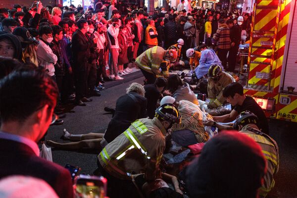 Güney Kore: 145 ölüGeçtiğimiz yıl 29 Ekim&#x27;de Güney Kore&#x27;nin başkenti Seul&#x27;de ülkenin en büyük facialarından biri yaşandı. Cadılar Bayramı partisi için Seul&#x27;ün gece hayatıyla meşhur dar sokaklarında binlerce kişi bir araya geldi. Ancak kalabalığın iyi yönetilememesi nedeniyle dar bir sokakta birbirini iterek ilerlemeye çalışan yüzlerce kişi izdiham oluşturdu. Olayda 145 kişi öldü, 150 kişi yaralandı. - Sputnik Türkiye