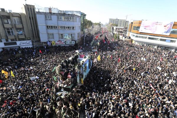 İran: 56 ölüİran&#x27;ın efsanevi komutanı Kasım Süleymani için 7 Ocak 2020&#x27;de Kirman şehrinde düzenlenen cenaze töreninde izdiham meydana geldi. Olayda 56 kişi yaşamını yitirdi.Irak&#x27;ın başkenti Bağdat yakınlarında 3 Ocak 2020&#x27;de bir ABD insansız hava aracı saldırıyla öldürülen Devrim Muhafızları Komutanı General Kasım Süleymani&#x27;nin vefatı nedeniyle düzenlenen törenler, İran tarihinin en büyük yas törenlerinden biri olarak kayıtlara geçmişti. - Sputnik Türkiye