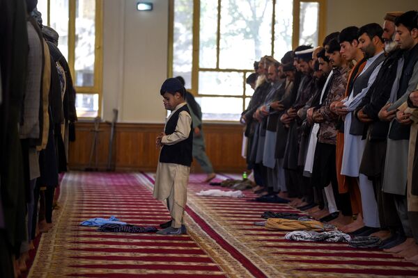 AfganistanAfganistan&#x27;ın başkenti Kabil&#x27;deki bir camide kılınan bayram namazı - Sputnik Türkiye