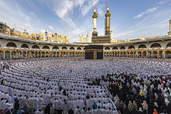 Suudi ArabistanSuudi Arabistan&#x27;ın Mekke şehrindeki Mescid-i Haram&#x27;da Ramazan Bayramı&#x27;nın ilk gününde yoğun kalabalık oluştu. - Sputnik Türkiye