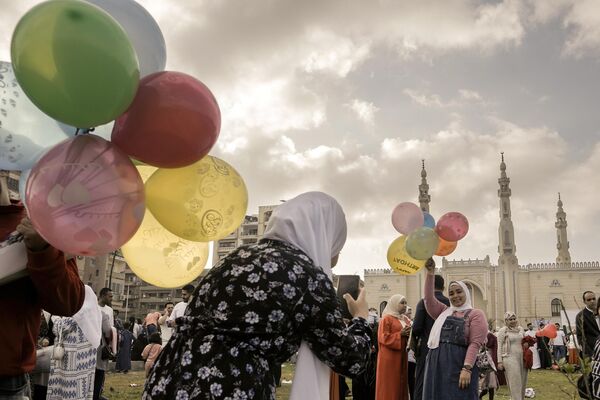 MısırMısır&#x27;ın başkenti Kahire&#x27;de ebeveynleriyle birlikte bayram namazına giden çocuklar için satılan balonlar renkli görüntüler oluşturdu. - Sputnik Türkiye