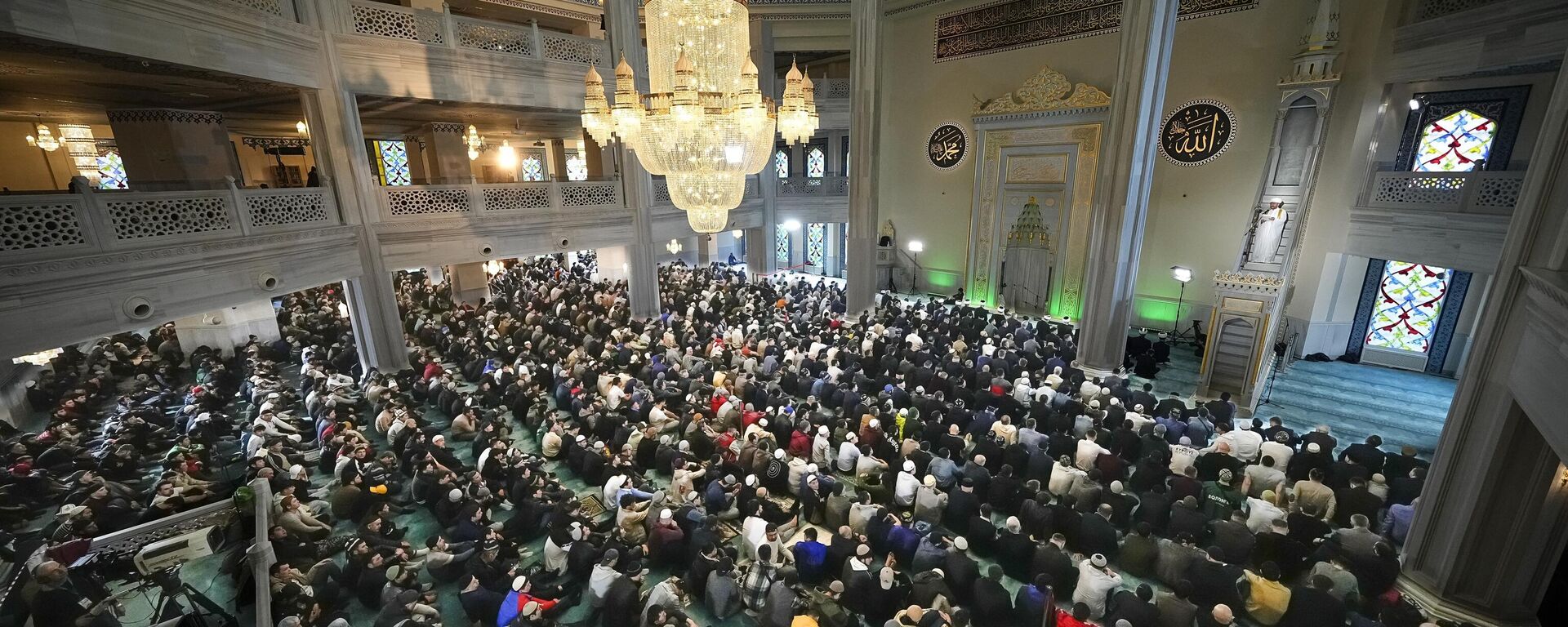 Rusya'nın ve Avrupa'nın en büyük camisi olarak bilinen Moskova Katedral Camii'nde bayram namazı kılındı. Bayram namazını Rusya Müftüler Konseyi Başkanı Ravil Gainutdin kıldırdı. - Sputnik Türkiye, 1920, 05.06.2025