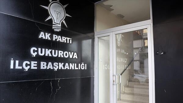 Adana'da, AK Parti Çukurova İlçe Başkanlığı'nın depremler nedeniyle tedbiren boşaltılan binasına pompalı tüfekle ateş eden şüpheli tutuklandı. - Sputnik Türkiye