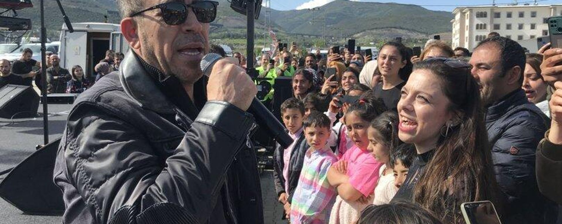 Haluk Levent depremzedelere konser verdi - Sputnik Türkiye, 1920, 18.06.2026
