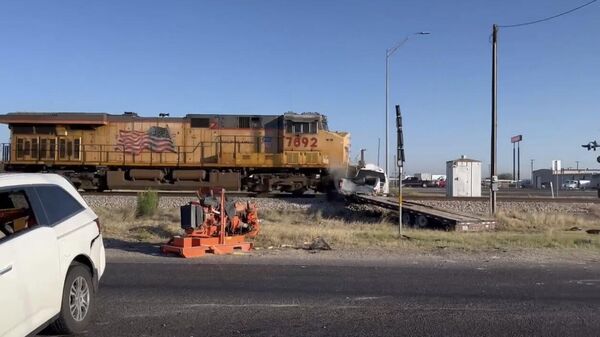 ABD'nin Teksas eyaletinde hızla gelen bir yük treni, savrulduğu raylarda sürücüsünün terk ettiği pikap aracı ezdi. - Sputnik Türkiye