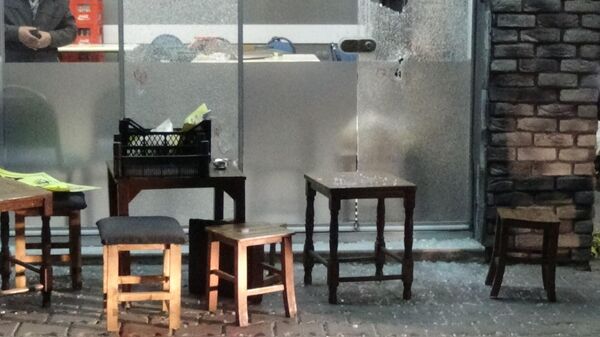 İzmir'in Bayraklı ilçesinde husumetlilerinin bulunduğu kahvehaneye gelen bir kişi, etrafa yaylım ateşi açtı. Meydana gelen olayda 1 kişi hayatını kaybederken 1'i ağır 5 kişi yaralandı. - Sputnik Türkiye