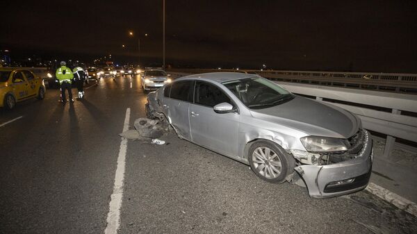 Kaza yapan otomobilini kontrol eden sürücü, başka bir aracın çarpması sonucu hayatını kaybetti - Sputnik Türkiye