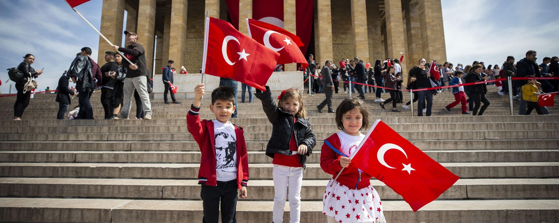 23 Nisan, çeşitli tören ve etkinliklerle kutlanıyor: Devlet erkanı Atatürk'ün huzurunda - Sputnik Türkiye, 1920, 23.04.2023