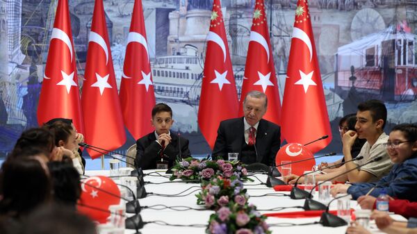 Cumhurbaşkanı Erdoğan, depremzede çocukları kabul etti - Sputnik Türkiye