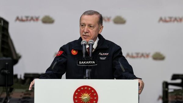 Cumhurbaşkanı Erdoğan, Ordumuz tarafından testleri tamamladıktan hemen sonra tanklarımızın seri üretimine başlayacağız dedi. - Sputnik Türkiye