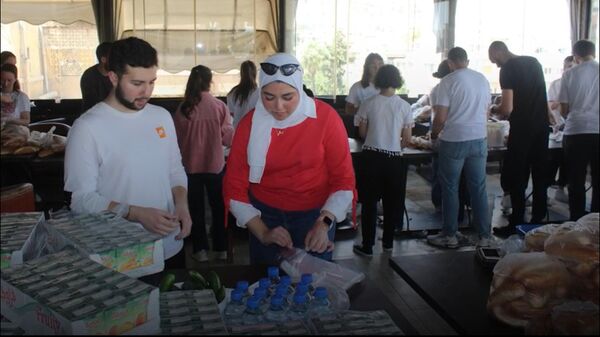 Şam’daki Rus ve Suriyeli gençler yardıma muhtaç olanlara iftar hazırlamak için bir araya geldi - Sputnik Türkiye