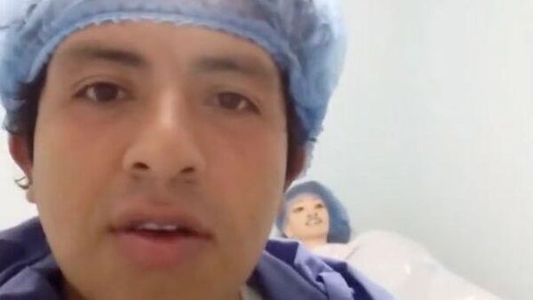 Şişme kadınla evlenen 27 yaşındaki Kolombiyalı adam, eşinin üçüncü doğumu sırasında 'fenalaşması' üzerine ambulanstan video paylaştı. Sosyal medya hesabından paylaştığı videoda adamın 'perişan halde' olduğu görüldü. - Sputnik Türkiye