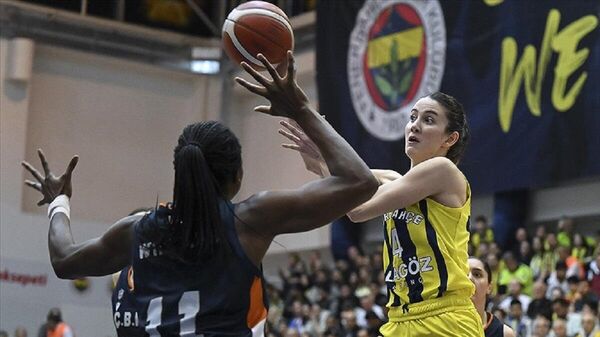 Fenerbahçe Alagöz Holding, ING Kadınlar Basketbol Süper Ligi play-off final serisi üçüncü maçında ÇBK Mersin Yenişehir Belediyesi'ni 82-56 yendi. - Sputnik Türkiye