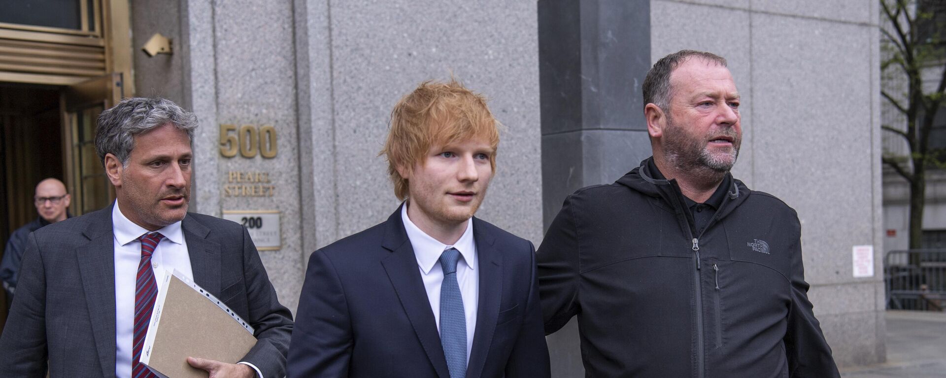 İngiliz şarkıcı ve söz yazarı Ed Sheeran, Marvin Gaye’in 1973 yılında piyasaya çıkardığı 'Let’s Get In On' şarkısını çalmakla suçlanıyor. Kendisine yöneltilen suçlamaları reddeden şarkıcı, New York'ta görülen ilk mahkemeye katıldı. - Sputnik Türkiye, 1920, 26.04.2023