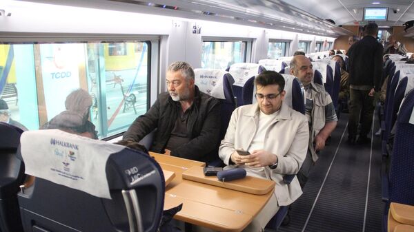 Ankara-Sivas Yüksek Hızlı Treni, ilk ücretsiz yolcularıyla Ankara'ya hareket etti - Sputnik Türkiye