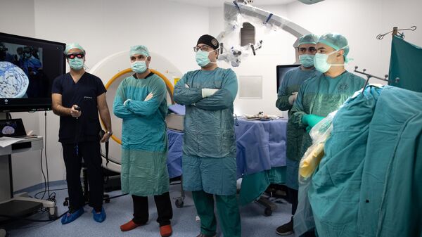 Türk cerrahlar, 'metaverse' destekli beyin ameliyatlarında önemli başarılar kazandı - Sputnik Türkiye