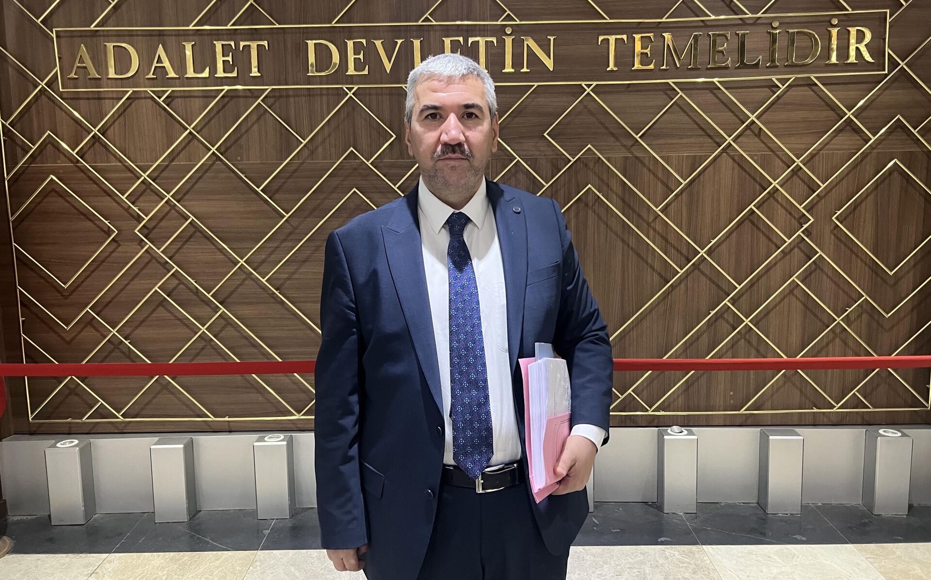 Ankara Büyükşehir Belediyesi Birinci Başkan Vekili Fatih Ünal, Büyükşehir Belediye Başkanı Mansur Yavaş ve bazı belediye yetkilileri hakkında ihaleye fesat karıştırma iddiasıyla suç duyurusunda bulundu. Ünal, suç duyurusu dilekçesini sunduktan sonra basın açıklaması yaptı - Sputnik Türkiye, 1920, 28.04.2023