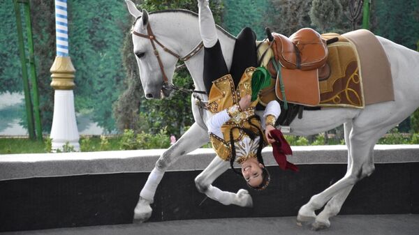 Ahal Teke atlarının ana vatanı Türkmenistan'da, At Bayramı çeşitli etkinliklerle kutlanıyor. - Sputnik Türkiye