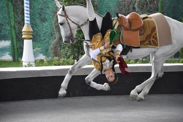 “Cennet Atları” olarak da anılan, Türkmen halkının bağımsızlık ruhunun timsali Ahal Teke atları bayramı dolayısıyla hafta başından bu yana fuar, toplantı, konferans ve eğlenceler düzenlendi. - Sputnik Türkiye
