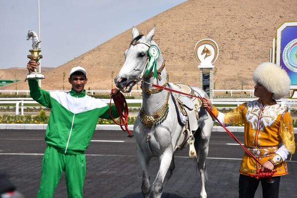 &quot;Türkmenistan’ın en güzel atı&quot; yarışmasında birinci gelen &quot;Goşasakar&quot; isimli atın seyisine araba hediye edildi. - Sputnik Türkiye