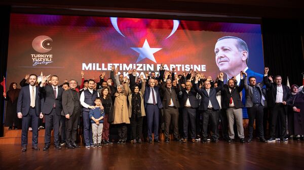 İstanbul'da, Zafer Partisinden istifa eden, aralarında kurucu üyelerin de bulunduğu 300 kişi AK Parti'ye katıldı - Sputnik Türkiye