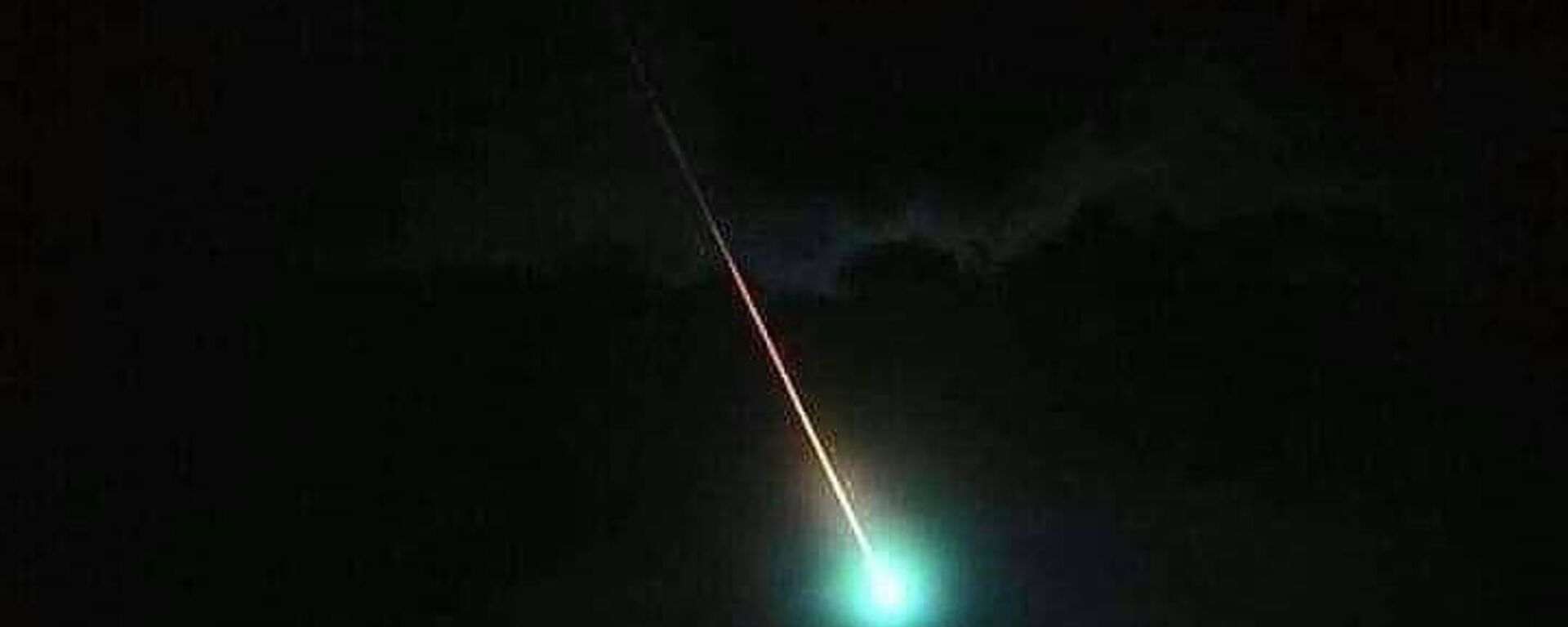 Meksika'da gökyüzünde görülen ve geceyi aydınlatan mavi ateş topunun göktaşı olduğu açıklandı. - Sputnik Türkiye, 1920, 20.05.2024