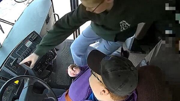 ABD’nin Michigan eyaletinde seyir halindeki bir okul otobüsünün şoförü bayılınca, 13 yaşındaki öğrenci direksiyona müdahale ederek otobüsü güvenli yere çekip durdurdu.  - Sputnik Türkiye