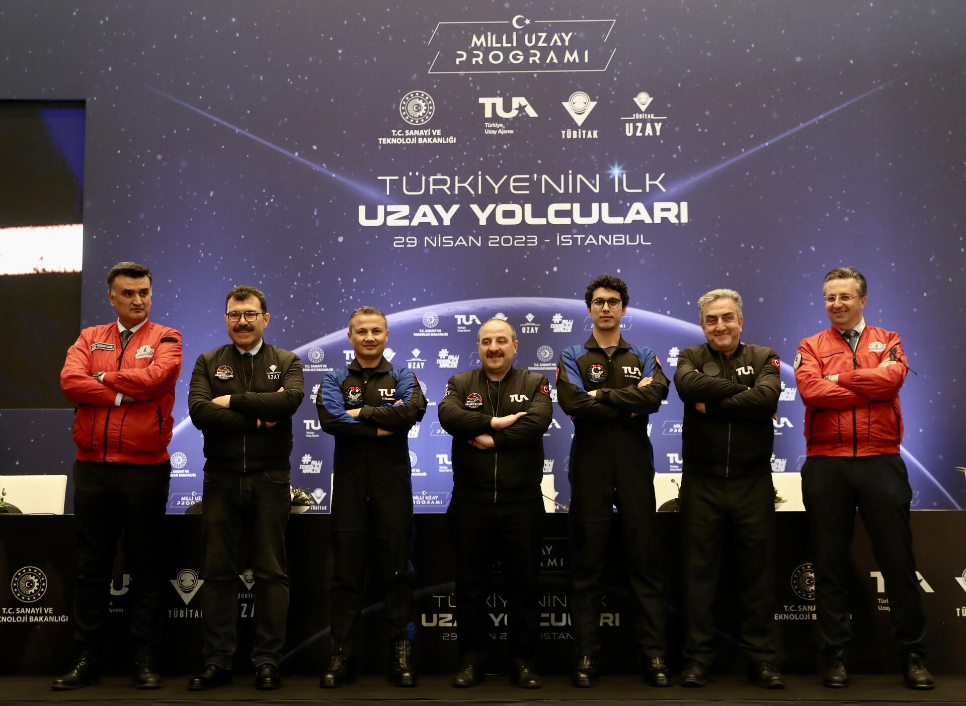 Sanayi ve Teknoloji Bakanı Mustafa Varank (ortada), Türkiye’nin ilk uzay yolcularının basın mensuplarıyla bir araya geldiği toplantıya katılarak açıklamalarda bulundu. - Sputnik Türkiye, 1920, 30.04.2023
