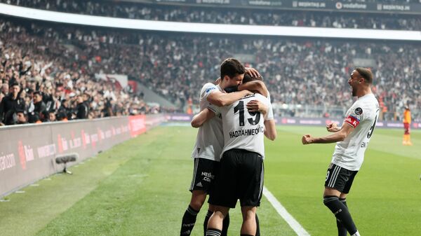 Spor Toto Süper Lig'de zirve mücadelesini doğrudan ilgilendiren derbide Beşiktaş, Galatasaray'ı 3-1 mağlup etti. - Sputnik Türkiye