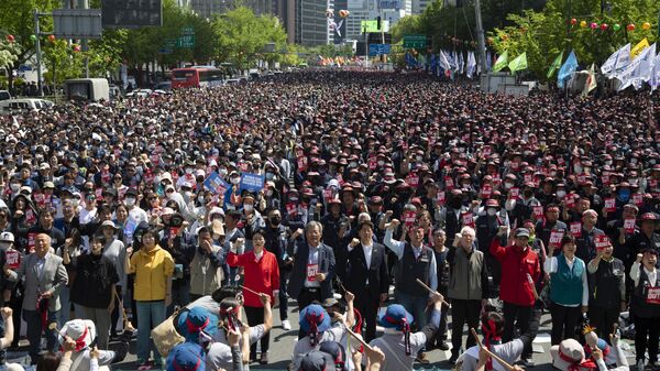 Güney Kore'de 1 Mayıs mitinglerine binlerce işçi katıldı: Sendika yetkilisi kendini yaktı - Sputnik Türkiye