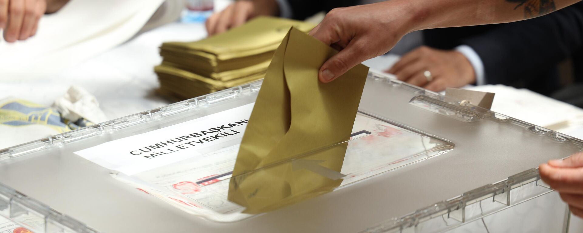 Katar’da yurt dışı seçmen kütüğüne kayıtlı seçmenler, Türkiye'deki Cumhurbaşkanı ve 28. Dönem Milletvekili Genel Seçimi kapsamında oy vermeye başladı. Katar’ın başkenti Doha’da, Türkiye'de 14 Mayıs'ta yapılacak Cumhurbaşkanı ve 28. Dönem Milletvekili Seçimleri için sandık kuruldu.  - Sputnik Türkiye, 1920, 13.05.2023