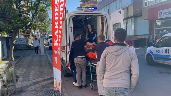 Kocaeli'nin Gebze ilçesinde, kendini kargocu olarak tanıtan şüphelinin, evinin kapısında silahla yaraladığı kişi kaldırıldığı hastanede hayatını kaybetti. - Sputnik Türkiye