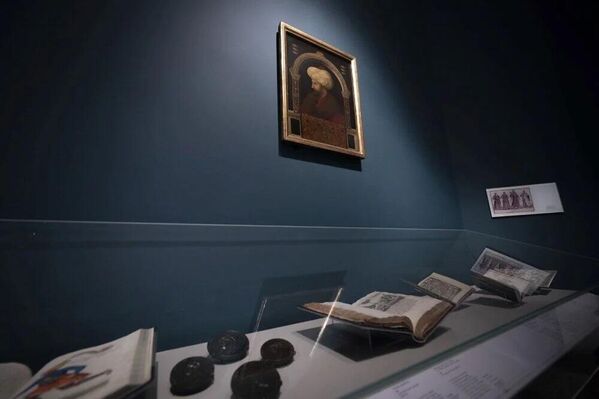 Tablo ile madalyonların müzelere kimlerden geldiği bilinse de bu kişilerin eserleri nasıl elde ettiğine ilişkin bilgi bulunmuyor.  Son 10 yılda yaklaşık 30 milyon ziyaretçi ağırlayan Victoria ve Albert Müzesi&#x27;ndeki bilgilere göre, tablonun sahibi Ulusal Galeri ancak galeri envanterine Austen Henry Layard isimli İngiliz diplomatın mirası olarak 1916&#x27;da dahil olmuş.  İngiltere&#x27;nin 1877&#x27;de İstanbul&#x27;a atadığı büyükelçi olan Layard, farklı dönemlerde Osmanlı topraklarında farklı kademelerde diplomatlık ve arkeolojik araştırma ekip başkanlığı da yaptı.  Çocukluğu Venedik&#x27;te geçen Layard, emekliliğinde de Venedik&#x27;te yaşadı. Sanat eseri koleksiyonu yapan Layard, diplomatlığın verdiği dokunulmazlık sayesinde birçok sanat eserini rahatlıkla İngiltere&#x27;ye kaçırabildi.  Layard, 1894&#x27;te öldüğünde koleksiyonundaki birçok eserini miras olarak Ulusal Galeri&#x27;ye bırakırken, bunlar arasında Bellini&#x27;nin Fatih portresi de yer aldı.  Di Giovanni ve de Ferrera&#x27;nın madalyonları ise 1909&#x27;da ölen iş insanı ve koleksiyoner George Salting&#x27;in miras yoluyla müzeye bağışladığı eserlerden. - Sputnik Türkiye