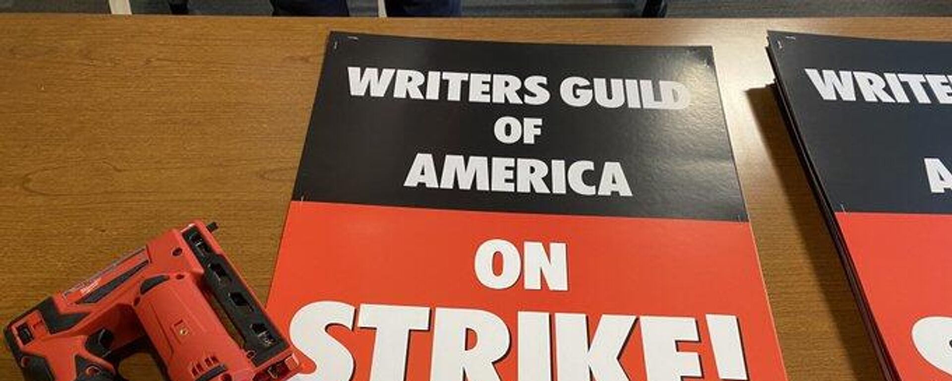 Amerikan Senaristler Birliği (Writers Guild of America/WGA), 2 Mayıs 2023'te grev ilan etti. - Sputnik Türkiye, 1920, 02.05.2023