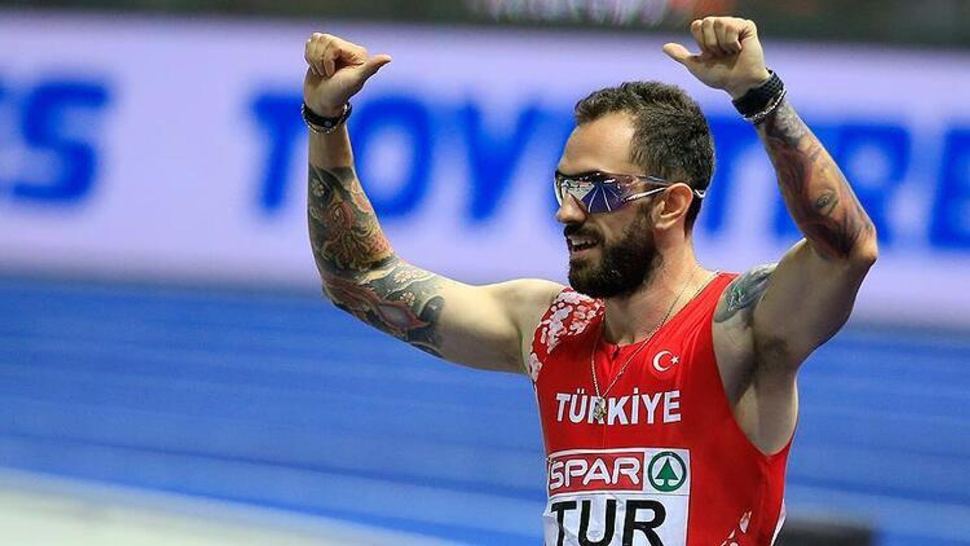 Londra'da 56 bin kişinin önünde çıktığı 200 metre erkekler yarışını 20.09'luk derecesiyle dünya şampiyonu olarak tamamlayan Ramil, tam bir yıl sonra, Berlin'de düzenlenen Avrupa Atletizm Şampiyonası'nda 200 metre finalinde 19.76'lık derecesiyle şampiyona rekoru kırarak altın madalyaya uzandı. - Sputnik Türkiye, 1920, 03.05.2023