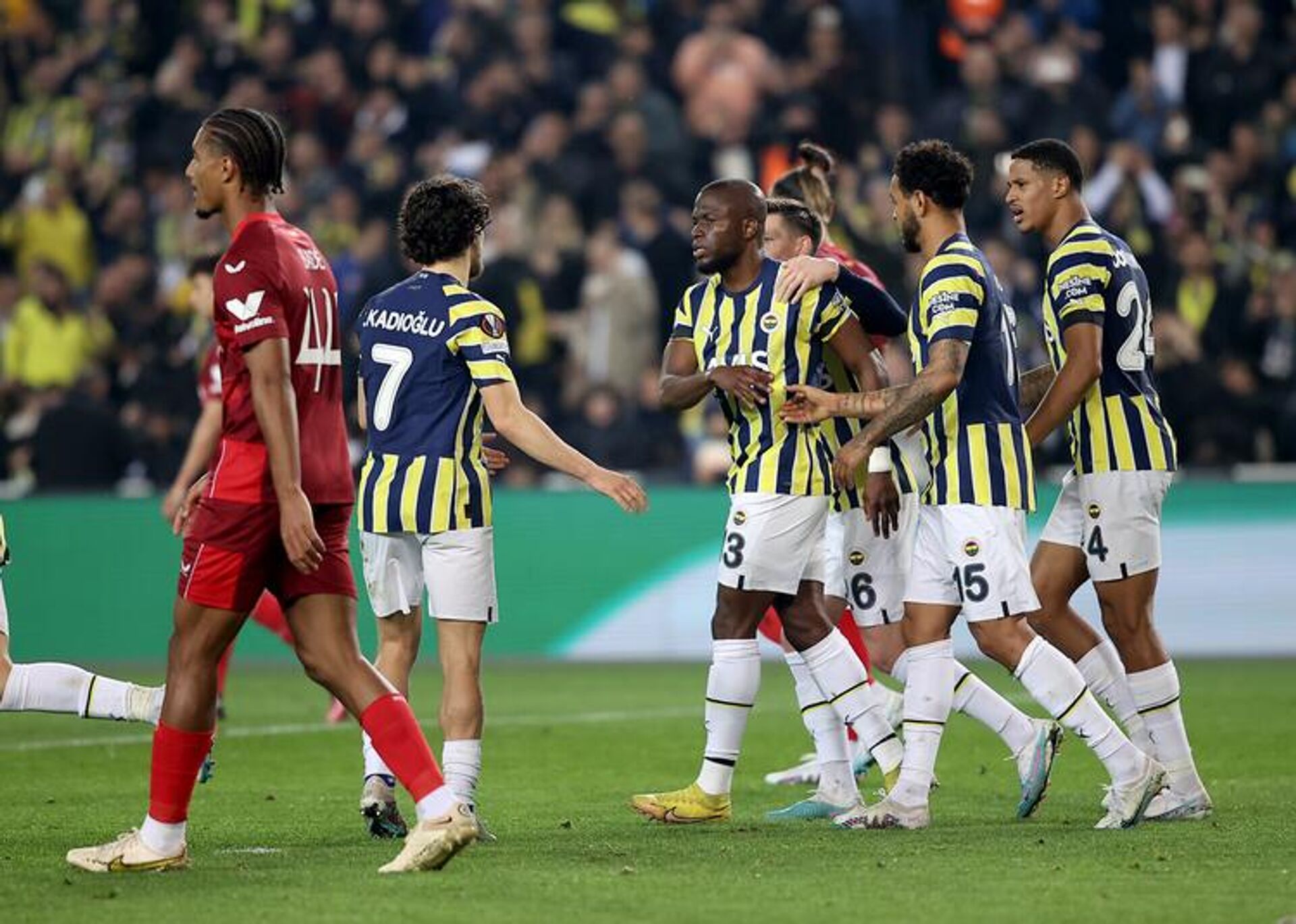 UEFA Avrupa Ligi son 16 turu rövanş maçında Fenerbahçe ile Sevilla takımları Ülker Stadı'nda karşı karşıya geldi. Fenerbahçe’nin golünü atan Enner Valencia sevincini arkadaşlarıyla paylaştı. - Sputnik Türkiye, 1920, 03.05.2023