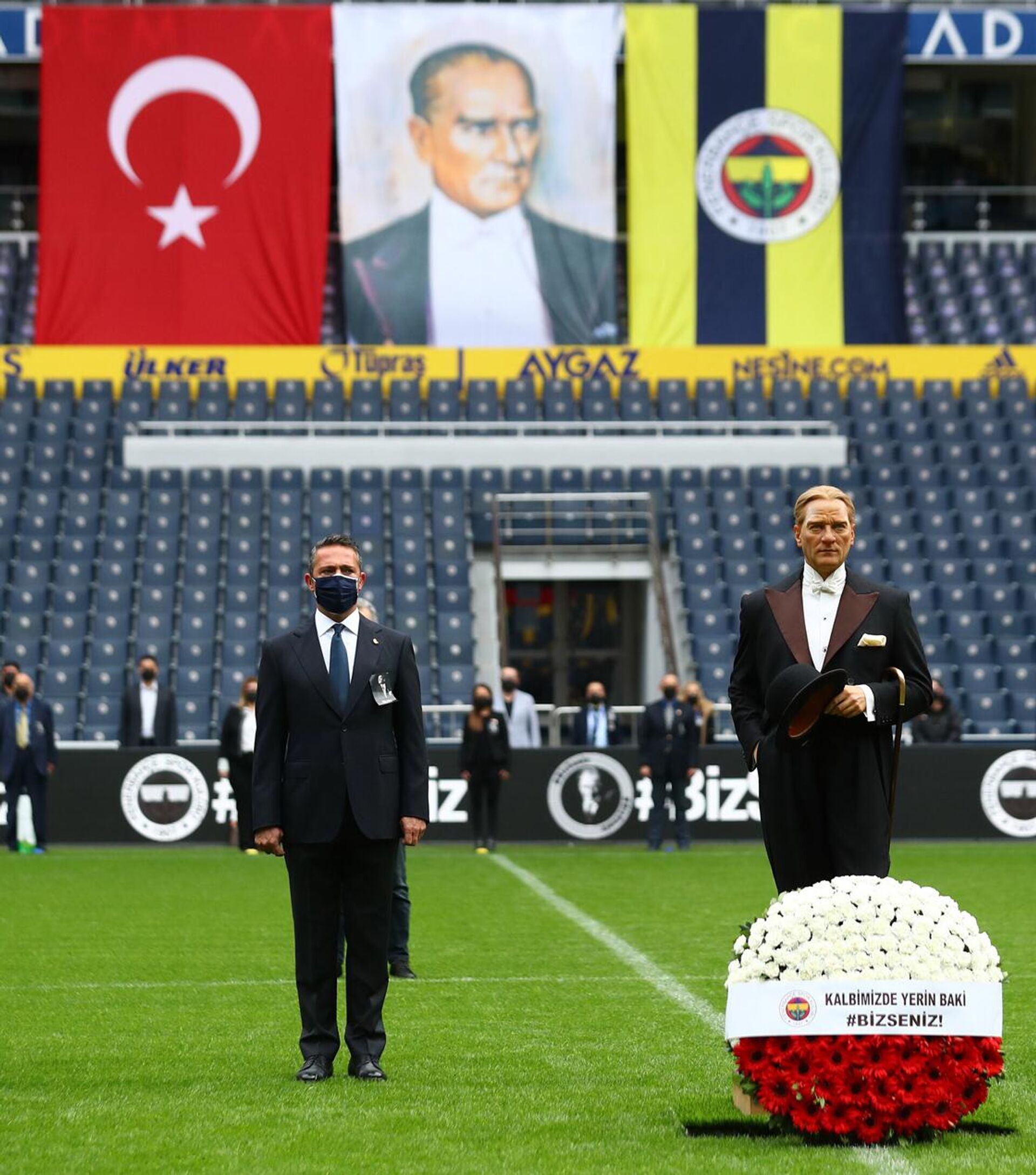Fenerbahçe Kulübü Başkanı Ali Koç, yönetim kurulu üyeleri, kulüp çalışanları, dernek temsilcileri ve sporcuların katıldığı törende sahanın ortasına Atatürk'ün Fenerbahçe Müzesi'ndeki bal mumu heykeli getirildi. Ali Koç ve yönetim kurulu üyeleri heykelin çevresinde saygı duruşunda bulunurken, sahanın çevresinde de kulüp personeli, dernek temsilcileri ve sporcular sıralandı. Siren sesleri eşliğinde yapılan saygı duruşunun ardından İstiklal Marşı okundu. (2020) - Sputnik Türkiye, 1920, 03.05.2023