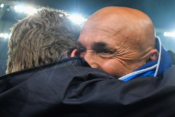 Napoli&#x27;nin başına 2021&#x27;de geçen İtalyan teknik direktör Luciano Spalletti, kariyerindeki ilk Serie A şampiyonluğunu elde etti. - Sputnik Türkiye
