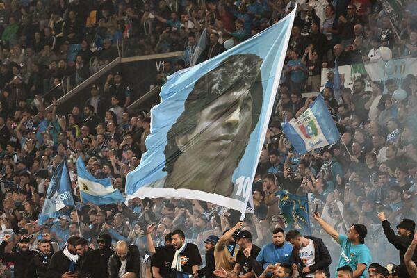 Arjantinli efsane futbolcu Diego Armando Maradona&#x27;nın forma giydiği yıllardan sonra belirgin bir düşüşe geçen ve 2004&#x27;te iflas ederek üçüncü lige düşürülen Napoli, İtalyan film yapımcısı Aurelio De Laurentiis&#x27;in kulübü satın almasıyla küllerinden doğdu.Finansal ve sportif istikrarı kısa sürede tekrar sağlayan Napoli, küme düşürüldükten sonra 3 yıl içinde Serie A&#x27;ya dönmeyi başardı. Güney İtalya ekibinin Serie A&#x27;da üst sıraları zorlayarak şampiyonluk adayları arasına girmesi de uzun sürmedi. - Sputnik Türkiye
