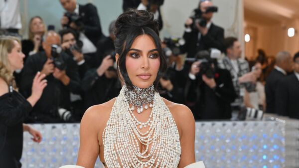 Reality şov yıldızı Kim Kardashian'ın Met Gala elbisesini yapmak için 50 bin inci tanesinin kullanıldığı bildirildi. - Sputnik Türkiye