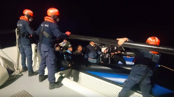 Yunanistan tarafından geri itilen göçmenler  - Sputnik Türkiye