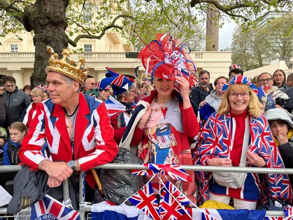 Resmi kutlamalar Buckingham Sarayı&#x27;ndan Westminster Abbey&#x27;e kadar sürecek bir geçit töreni ile başlarken, güzergah boyunca yer alan izleme alanları da yerel saatle 06.00&#x27;da açıldı. - Sputnik Türkiye