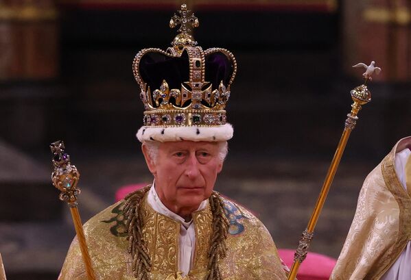 Törenin başlamasının ardından İngiltere&#x27;nin 40. hükümdarı olan Kral Charles, yasal bir gereklilik olarak yemin etti. Ardından Charles&#x27;a tacı takıldı. - Sputnik Türkiye