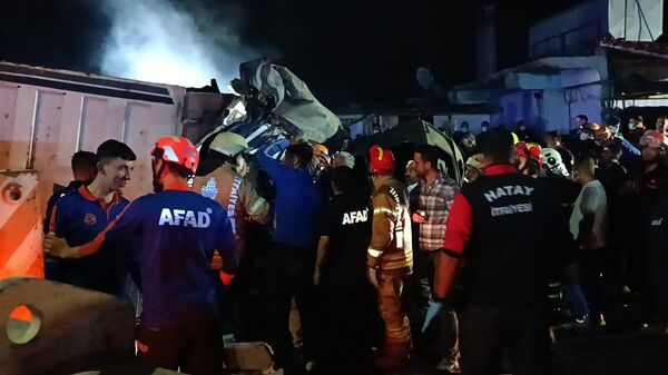 Hatay’da kontrolden çıkan kamyon önce bir çekiciye ardından da karşı şeride geçerek yol kenarında asker uğurlama töreni için bekleyen 9 otomobil ve 2 minibüse çarptı. Kazanın ardından kamyon ve 2 minibüs alev aldı. Kazada 12 kişi hayatını kaybetti, 3'ü ağır 31 kişi yaralandı. - Sputnik Türkiye