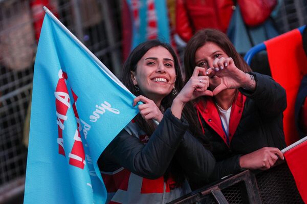 Alandaki vatandaşlar ellerindeki Türk bayrakları ve flamaları sallayarak, slogan attı. - Sputnik Türkiye