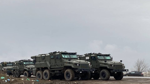 Moskova’daki askeri geçit törenine ilk kez yeni zırhlı otomobiller ‘Ahmat’ ve ‘Spartak’ katıldı - Sputnik Türkiye