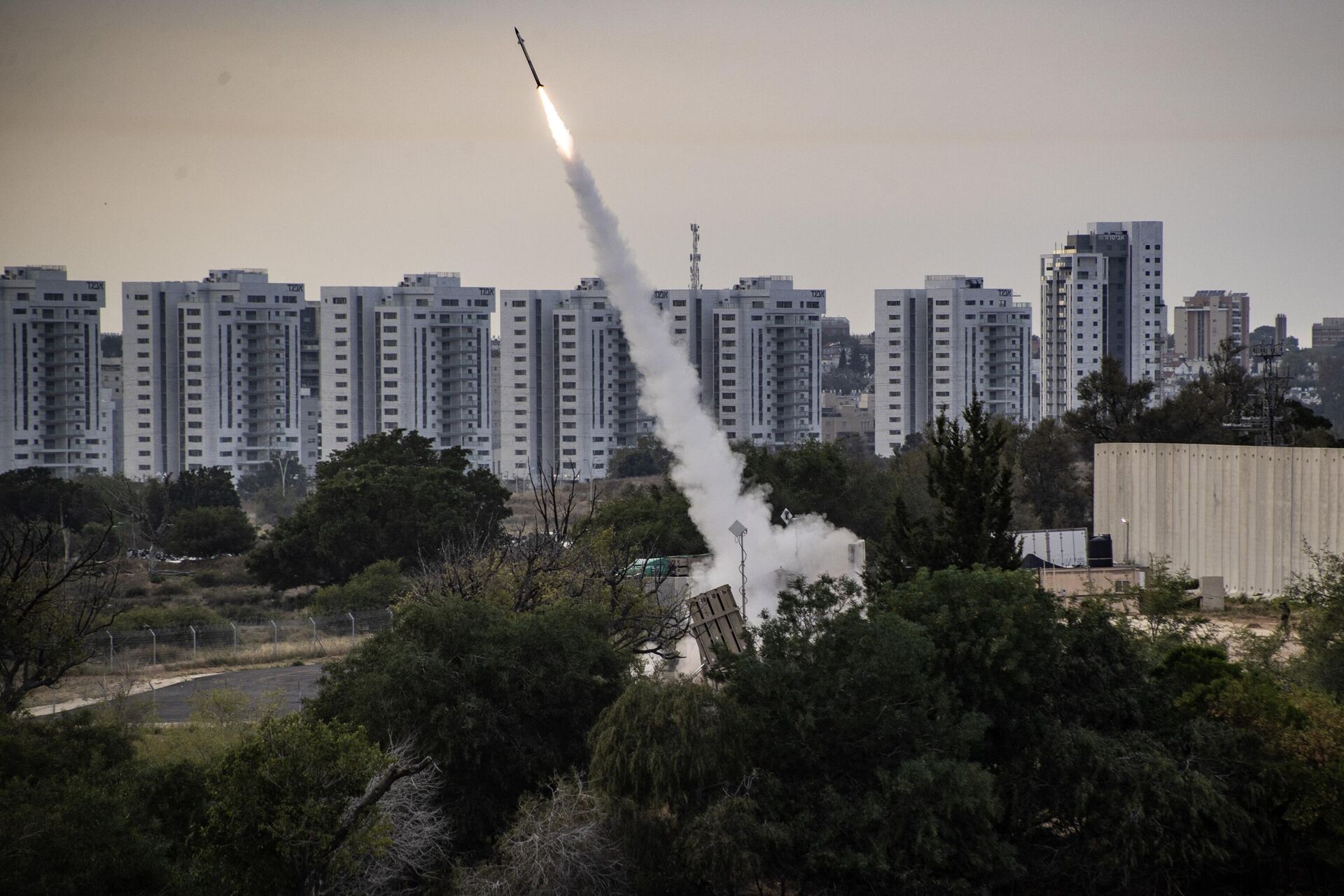 İsrail ordusu, Gazze Şeridi’ndeki saldırılarını sürdürürken Filistinli gruplar da bu saldırılara roket atışlarıyla karşılık verdi. Gazze'den atılan bazı roketler, İsrail'in hava savunma sistemi 'Demir Kubbe' tarafından havada etkisiz hale getirildi. - Sputnik Türkiye, 1920, 11.05.2023