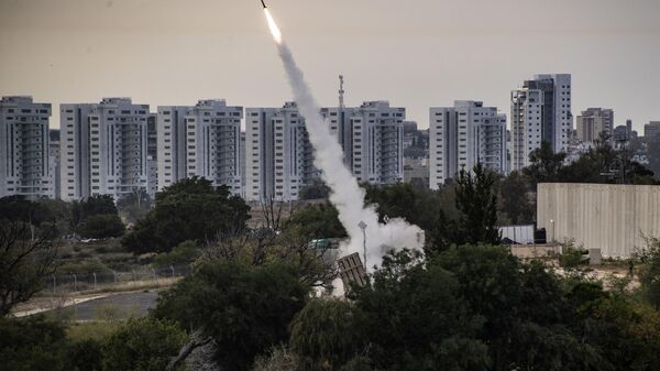 İsrail ordusu, Gazze Şeridi’ndeki saldırılarını sürdürürken Filistinli gruplar da bu saldırılara roket atışlarıyla karşılık verdi. Gazze'den atılan bazı roketler, İsrail'in hava savunma sistemi 'Demir Kubbe' tarafından havada etkisiz hale getirildi. - Sputnik Türkiye