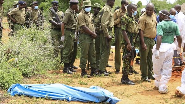 Kenya'da açlıktan ölmeleri halinde cennete gidecekleri vaadiyle insanları kandıran tarikata ilişkin devam eden soruşturma kapsamında 21 kişinin cansız bedenine ulaşılması ile toplam can kaybı 133'e yükseldi. - Sputnik Türkiye